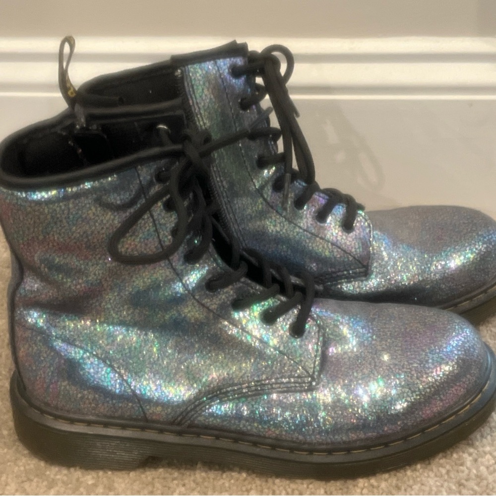 Girls/women Doc Martens Delaney boot UK 4 US 6 iridescent mermaid combat 8 eye - Picture 9 of 13